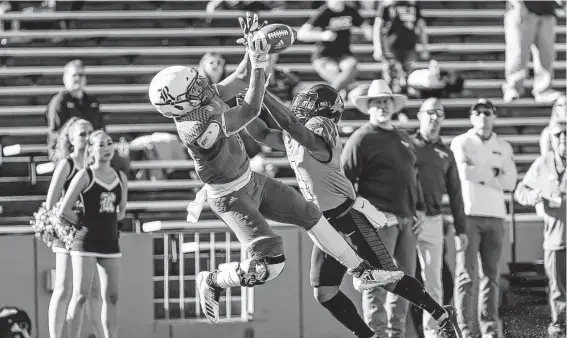  ?? Joe Buvid / Contributo­r ?? Rice tight end Jordan Myers catches a pass over North Texas defensive back Prudy Calderon during the first half on Saturday.