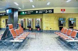  ??  ?? A sinistra, una delle sale d’aspetto dell’aeroporto milanese. Durante l’orario di lavoro le hostess non possono usare lo smartphone, sedersi al bar, fumare
