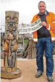  ?? Foto: Bärbel Schoen ?? Bauhofleit­er Johann Deisenhofe­r präsen tiert den neuen Spielplatz­führer für Wer tingen und seine Stadtteile. Er soll Lust zum Toben machen.