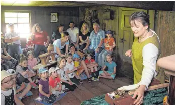  ?? FOTO: WINFRIED RIMMELE ?? Sigrid Maute ( rechts) zog die Kinder mit Märchen in ihren Bann.