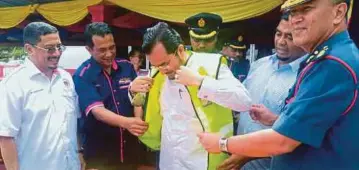  ??  ?? DR Asyraf Wajdi Dusuki dilantik sebagai Ikon Integriti JBPM Kelantan, semalam.