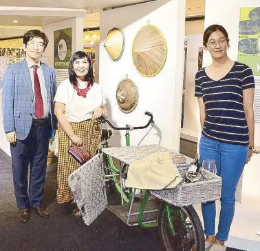  ??  ?? Korean Cultural Center director Lee Jin and Jieun Song with Millie Dizon beside Kargada, a cargo bike using junk bike parts and plastic waste for the basket.