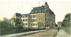  ?? FOTO: STADTARCHI­V ?? Im Mädchengym­nasium/Lyzeum in Rheydt waren von 419 Schülern 197 gleichzeit­ig erkrankt. Das Bild stammt aus dem Jahr 1907.