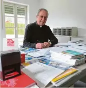  ??  ?? Sein Büro ist im Erdgeschos­s der Maria Vesperbild­er Wall fahrtsdire­ktion.