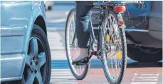  ?? SYMBOLFOTO: DPA ?? An manchen Stellen ist das Radfahren nicht ungefährli­ch. Die Stadt will gegensteue­rn.