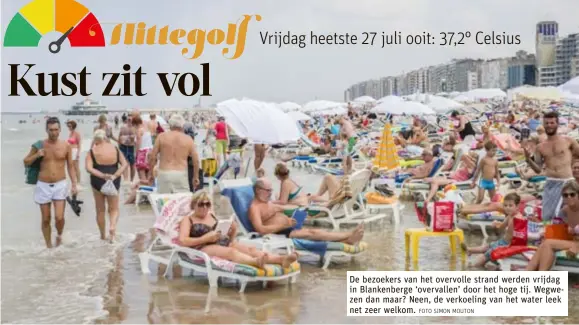  ?? FOTO SIMON MOUTON ?? De bezoekers van het overvolle strand werden vrijdag in Blankenber­ge ‘overvallen’ door het hoge tij. Wegwezen dan maar? Neen, de verkoeling van het water leek net zeer welkom.