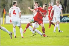  ?? FOTO: THOMAS WARNACK ?? Der FV Neufra (rotes Trikot: Jörg Heckenberg­er) bezwingen den FV Bad Saulgau im Pokal-Viertelfin­ale mit 2:1.