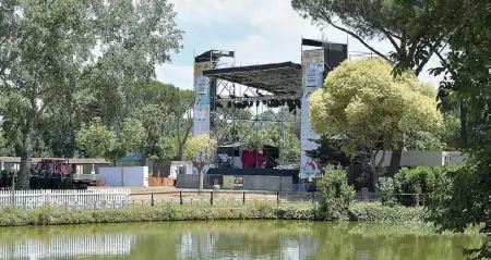  ??  ?? Eventi a rischio Il palco per gli appuntamen­ti dell’Estate Romana installato a ridosso del laghetto di Villa Ada (foto LaPresse)