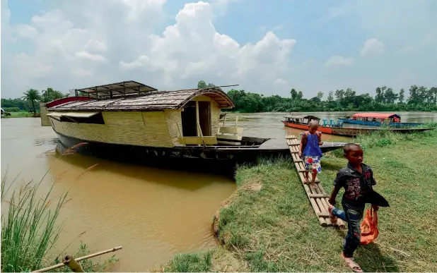  ?? AFP ?? Students leave a floating school operated by the Shidhulai Swanirvar Sangstha charity in Chalan Beel in Rajshahi district. —