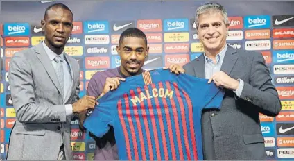  ?? FOTO: PEP MORATA ?? Eric Abidal y Jordi Mestre, con Malcom Ambos elogiaron al brasileño y recordaron que Dembélé es otra gran apuesta del club