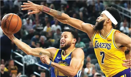  ?? / AP ?? ■ EX-TEAMMATES: Gilutsan ni Stephen Curry (wala) sa Golden State Warriors ang iyang kanhi kauban nga si Los Angeles Lakers center JaVale McGee niining aktoha atol sa ilang preseason game kagahapon sa NBA didto sa Las Vegas.