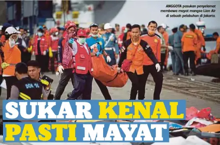  ??  ?? ANGGOTA pasukan penyelamat membawa mayat mangsa Lion Air
di sebuah pelabuhan di Jakarta.