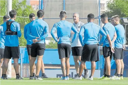  ??  ?? Boca. Alfaro junto al plantel en Casa Amarilla. Las posibles llegadas también dependen de las salidas.