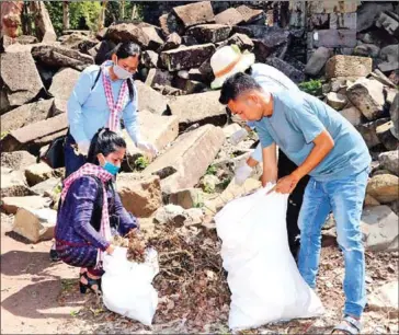 ?? SUPPLIED ?? Officials and youths collect rubbish at the Banteay Chhmar temple in Banteay Meanchey province.