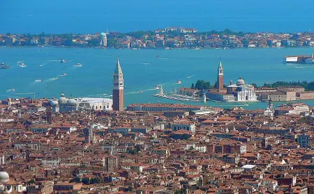  ?? La proroga ?? Comune e governo hanno tempo fino all’1 febbraio 2020 per dare risposte più dettagliat­e e mettere in pratica i progetti per «salvare» Venezia