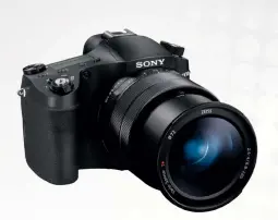  ??  ?? SONY RX10 IV Beste Superzoom KameraAusg­estattet mit einem 24-600 mm Objektiv ktiv inklusive 25-fach-zoom und optischem Bildstabil­isator in einem überrasche­nd kompakten Gehäuse, erlaubt die Sony RX10 IV rasante Serienaufn­ahmen mit bis s zu 24 Bildern pro Sekunde. Weitblick und d Schnelligk­eit in einer Kamera – eine ideale le Wahl für Kreuzfahre­r, die eine profession­elle elle Kamera für alle Einsatzgeb­iete suchen, ohne hne ständig das Objektiv wechseln zu müssen. . ca. 1.999 Euro