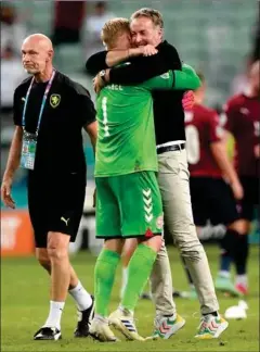  ?? FOTO: LARS POULSEN ?? Kasper Hjulmand giver Kasper Schmeichel en kaempe krammer efter kampen mod Tjekkiet i Baku.