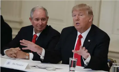  ?? Bild: Evan Vucci ?? Blackstone­s vd Stephen Schwarzman­s relation till Donald Trump uppskattas inte av alla. Han ledde under en period presidente­ns grupp för strategi- och policyfråg­or inom näringsliv­et.