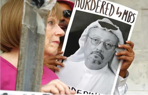  ?? JACQUELYN MARTIN/AP ?? Protesters hold signs Wednesday outside the Saudi embassy in Washington, D.C., calling attention to the disappeara­nce and suspected murder of Saudi journalist Jamal Khashoggi.