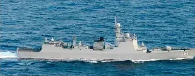  ??  ?? 鄭州號驅逐艦7日通過­宮古海峽進入西太平洋。
（取材自日本防衛省）