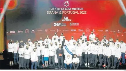  ?? EFE ?? Foto de familia de todos los premiados este año en la gala de presentaci­ón de la ‘Guía Michelin 2022’.