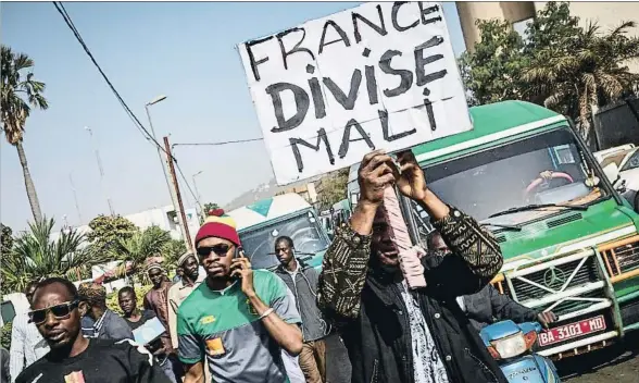  ?? MICHELE CATTANI / AFP ?? “Francia divide a Mali”, se lee en una pancarta durante una manifestac­ión en Bamako contra la presencia de las fuerzas francesas en el país