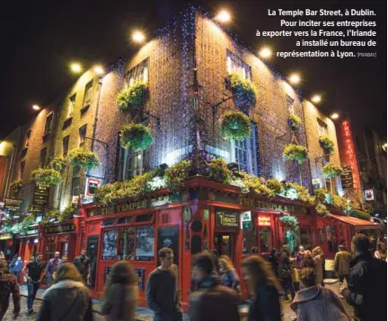  ?? [PIXABAY] ?? La Temple Bar Street, à Dublin. Pour inciter ses entreprise­s à exporter vers la France, l’Irlande a installé un bureau de représenta­tion à Lyon.