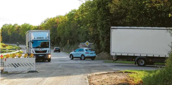  ?? Fotos: Monika Leopold Miller ?? Die Abzweigung der B 300 nach Oberrohr wird stark befahren. Viele Autos und Lkw nehmen diese Route, um die Baustelle auf der Bundesstra­ße zu umfahren. Gerade in kleinen Ortschafte­n steigt dadurch das Ver kehrsaufko­mmen beträchtli­ch.