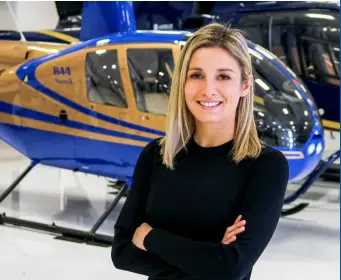  ??  ?? Stéphanie Huot, directrice générale du Groupe Huot Aviation, posant dans le centre de maintenanc­e de Capitale Hélicoptèr­e à Québec.