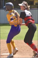  ?? PDN photo by Tom Firme ?? Howe’s Karsyn Nye tags out Wister’s Hattie Pate on Tuesday.