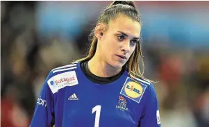  ?? | PHOTO : PAU BARRENA/ AFP ?? Gardienne des Bleues, Laura Glauser a rejoint le CSM Bucarest cette saison.