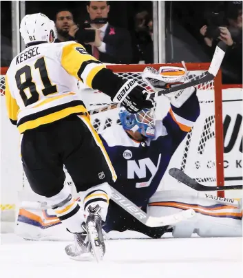  ?? PHOTO AFP ?? Phil Kessel a dirigé un tir vif à l’endroit de Thomas Greiss en prolongati­on , mais le gardien des Islanders a eu le dernier mot sur l’attaquant des Penguins.