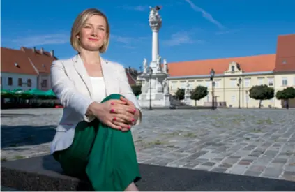  ??  ?? Žana Gamoš na osječkom trgu: Osijek prednjači u IT sektoru, a okrenuli smo se i turizmu