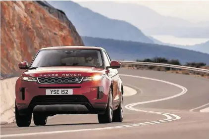  ?? LAND ROVER ?? Die guten Geländeeig­enschaften sind geblieben, auf der Strasse fährt sich der neue Evoque aber deutlich kultiviert­er.