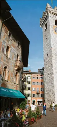  ?? Fotos: Florian Sanktjohan­ser ?? Die Fassade der Casa Cazuffi (links) am Domplatz ist mit moralische­n Al‰ legorien vom tugendhaft­en Leben bemalt.