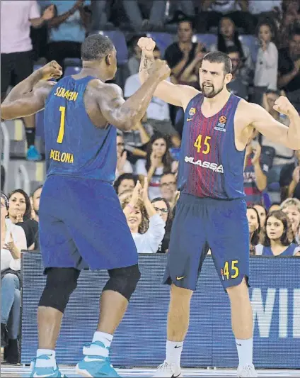  ?? FOTO: MANEL MONTILLA ?? Kevin Seraphin y Adrien Moerman, jugadores del Barça, celebran una acción en el partido ante el Panathinai­kos