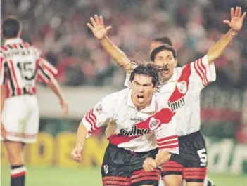 ??  ?? ► El Matador festeja uno de sus goles al Sao Paulo, en la final de la Supercopa.