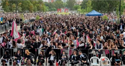  ?? ?? encheram ontem a Alameda da Cidade Universitá­ria. Familiares e amigos também marcaram presença