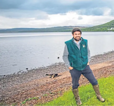  ?? Picture: Steve MacDougall. ?? Andrew Duncan, left, chairman of Loch Rannoch Conservati­on Associatio­n, and Steve Roworth, Loch Rannoch conservati­on officer.