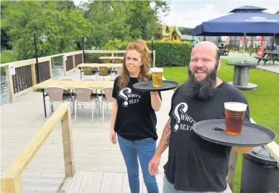  ?? Picture: Gayle Marsh ?? Landlord and landlady of the Cresselly Arms, Gary Trickett and Amanda Philpin have put in social distancing measures for the reopening of their beer garden.