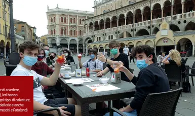  ??  ?? Serrande su
Non solo bar (con posti a sedere, meglio se all’aperto), ieri hanno riaperto negozi di ogni tipo: di calzature, d’abbigliame­nto, gioielleri­e e anche cappelli ( foto Bergamasch­i e Fotoland)