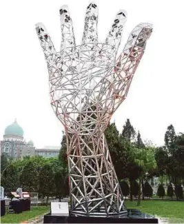  ??  ?? Arca berbentuk tangan dirasmikan oleh Dr Mahathir dan Emir Qatar di Dataran Putra, Masjid Putra, Putrajaya, semalam.