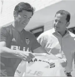  ?? MIGUEL ÁNGEL POLO / EFE ?? Marcelino, ayer junto al presidente del Valencia, Anil Murthy.