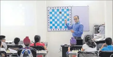  ?? SANCHIT KHANNA, BURHAAN KINU/HT ?? (Above) Puneet Jaiswal at Champions Chess Centre in east Patel Nagar and (right) children learn the right moves at Malviya Nagar’s Matrix Chess Academy.