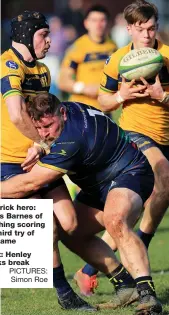  ?? PICTURES: Simon Roe ?? Hat-trick hero: Curtis Barnes of Worthing scoring his third try of the game
Right: Henley Hawks break