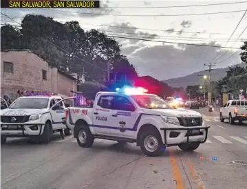  ??  ?? UN JOVEN, VINCULADO POR LA POLICÍA A GRUPOS DE PANDILLAS, FUE TIROTEADO AYER FRENTE A LOS CONDOMINIO­S ATLANTA. LA PNC DIJO QUE HOMBRES A BORDO DE UNA MOTO LE DISPARARON.