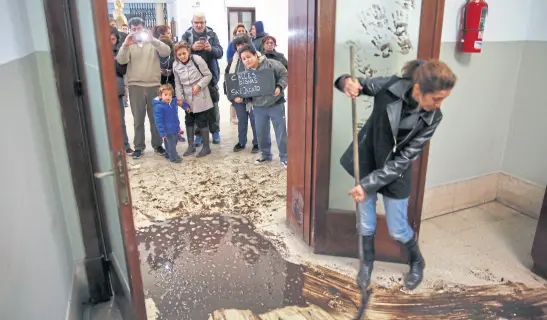  ??  ?? Barro en la intendenci­a. Los vecinos, cansados de las inundacion­es en sus barrios, llevaron barro hasta el despacho de Carlos Arroyo; en la foto, personal de la municipali­dad intenta limpiar el edificio para continuar con la gestión