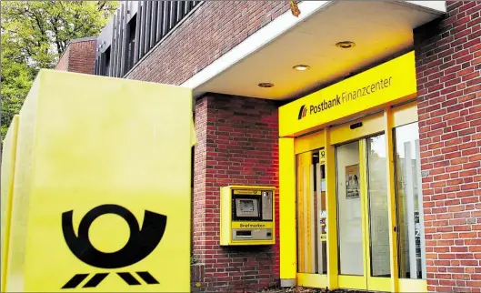  ?? BILD: FRANK JACOB ?? Hier müssen Kunden draußen bleiben: Die Postbank-Filiale an der Bahnhofstr­aße in Rastede war am Donnerstag mal wieder ganztägig geschlosse­n.