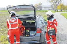  ?? FOTO: DRK KV RAVENSBURG ?? Die ehrenamtli­chen Helfer vor Ort verfügen alle mindestens über einen Sanitätsru­cksack, Einsatzkle­idung, sowie teilweise auch einen Defibrilla­tor.