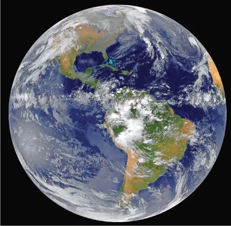  ?? FOTO: NOAA ?? Die Sensoren des jüngsten Satelliten der US-amerikanis­chen Wetterorga­nisation NOAA liefern Fotos in überragend­er Qualität. Sie haben das Vierfache der bisher üblichen Auflösung. Der Satellit kann pro Stunde vier Bilder einer kompletten Halbkugel zur...
